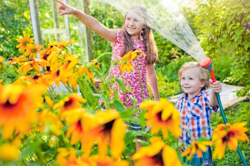 Heerlijk zo'n tuin: lekker naar buiten!