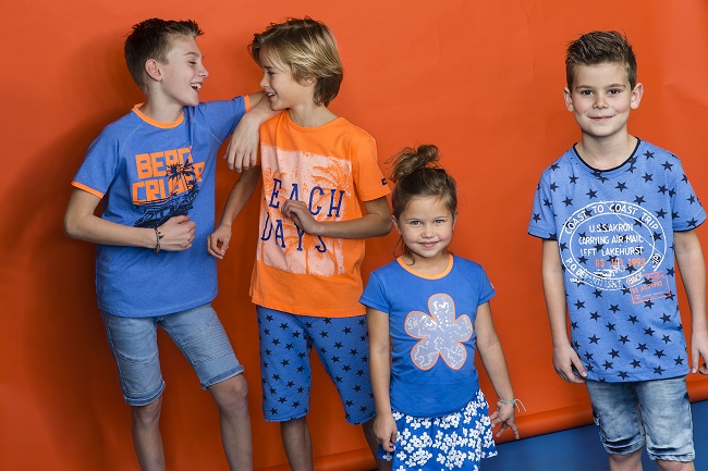 Met vriendinnen kinderkleding shoppen van Tom-Du