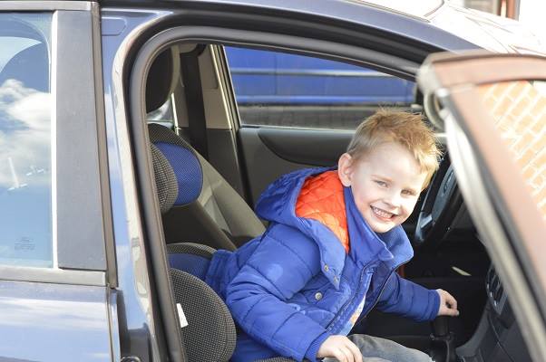 Draak Vanaf daar Kom langs om het te weten Hoe vervoer ik mijn kind veilig in de auto? | Website4Mama.nl