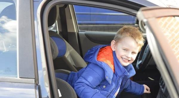 Hoe vervoer ik mijn kind veilig in de auto?