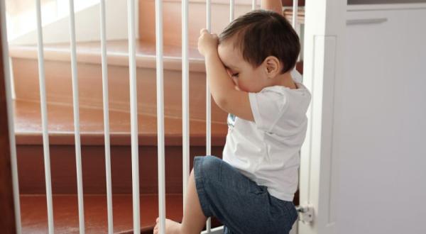 Hoe kan ik mijn kind beschermen tegen valpartijen op de trap?