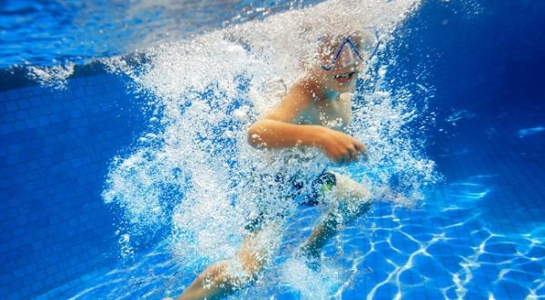 Hoe goed let jij op je kinderen in het zwembad?